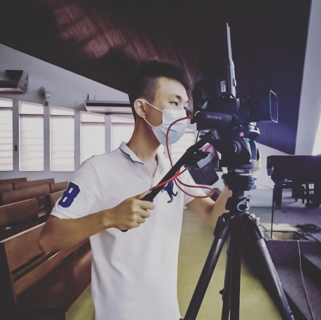 張俊熙學習操作录像机，為開拓網路牧養事工。