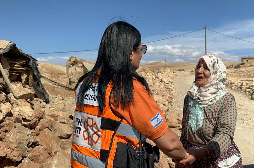 以色列緊急醫療服務組織 ─聯合救援的工作人員擁抱安慰災民。（圖／翻攝自Twitter@UnitedHatzalah）