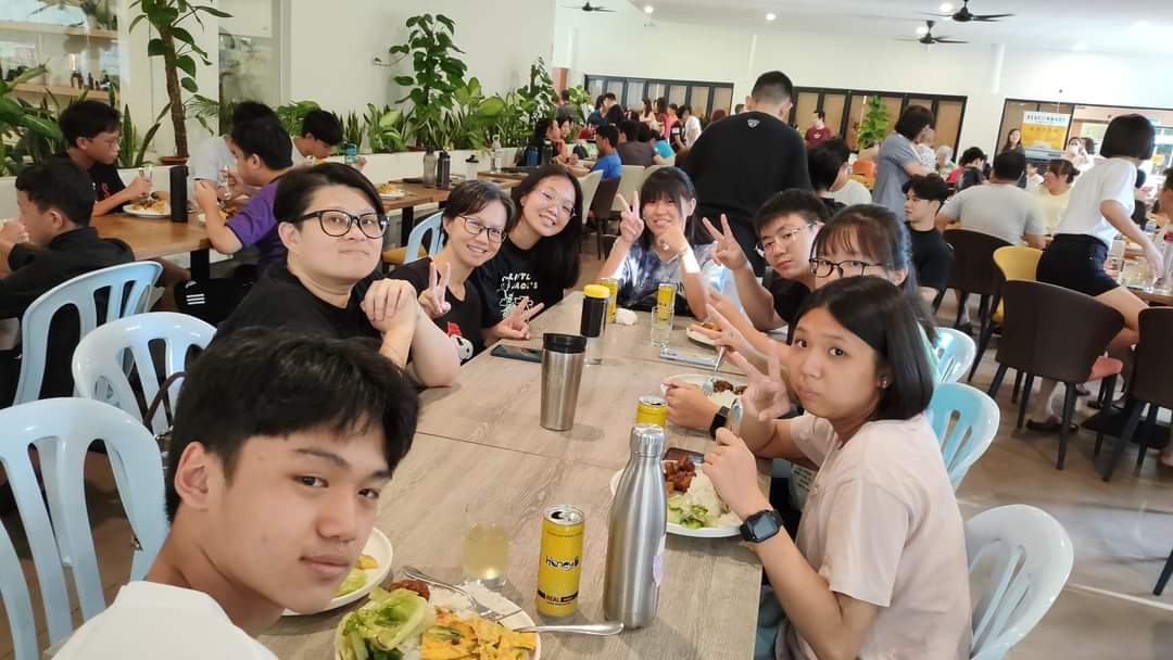 劉鳳英傳道與中學生一起聚餐。