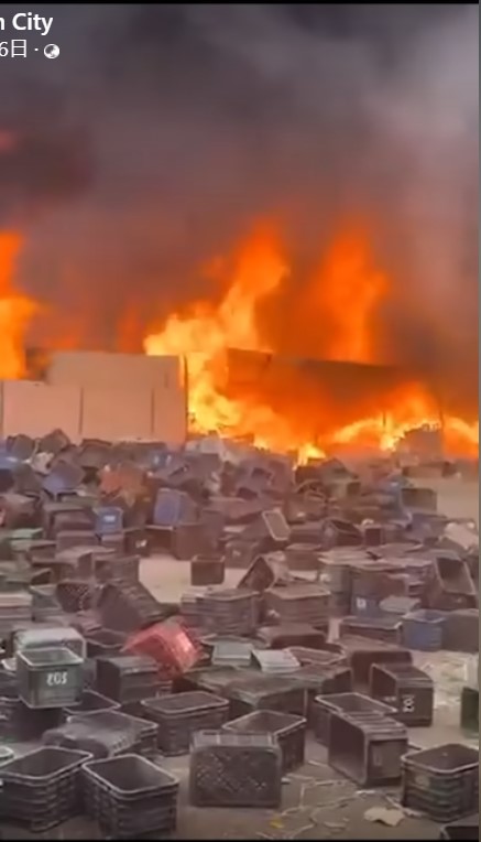 地震亦引發火災，民眾家園被焚。（FB@Marrakech City影片截圖）