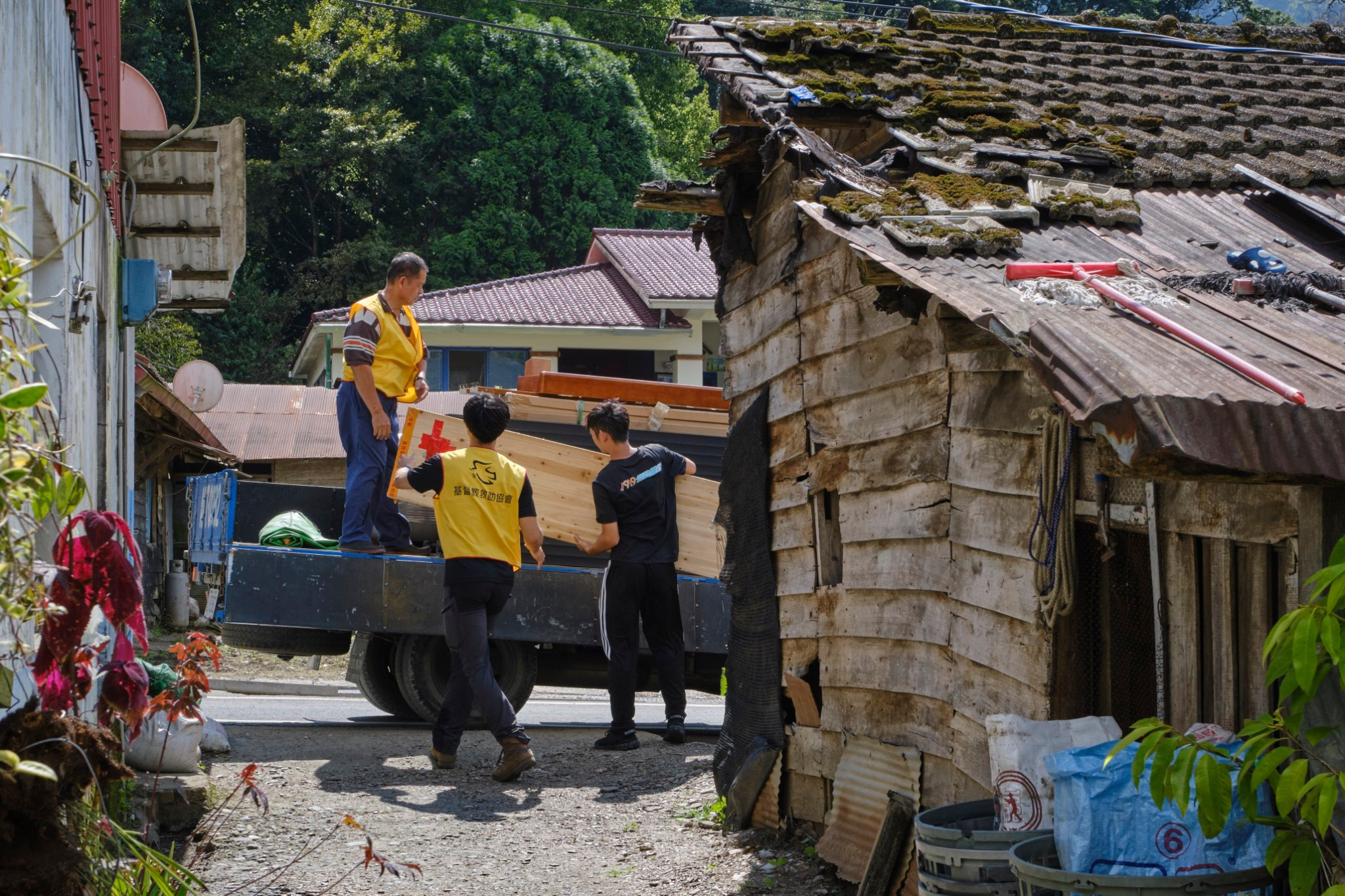 救助協會志工徒手搬運大型家具助受災戶重整家園。