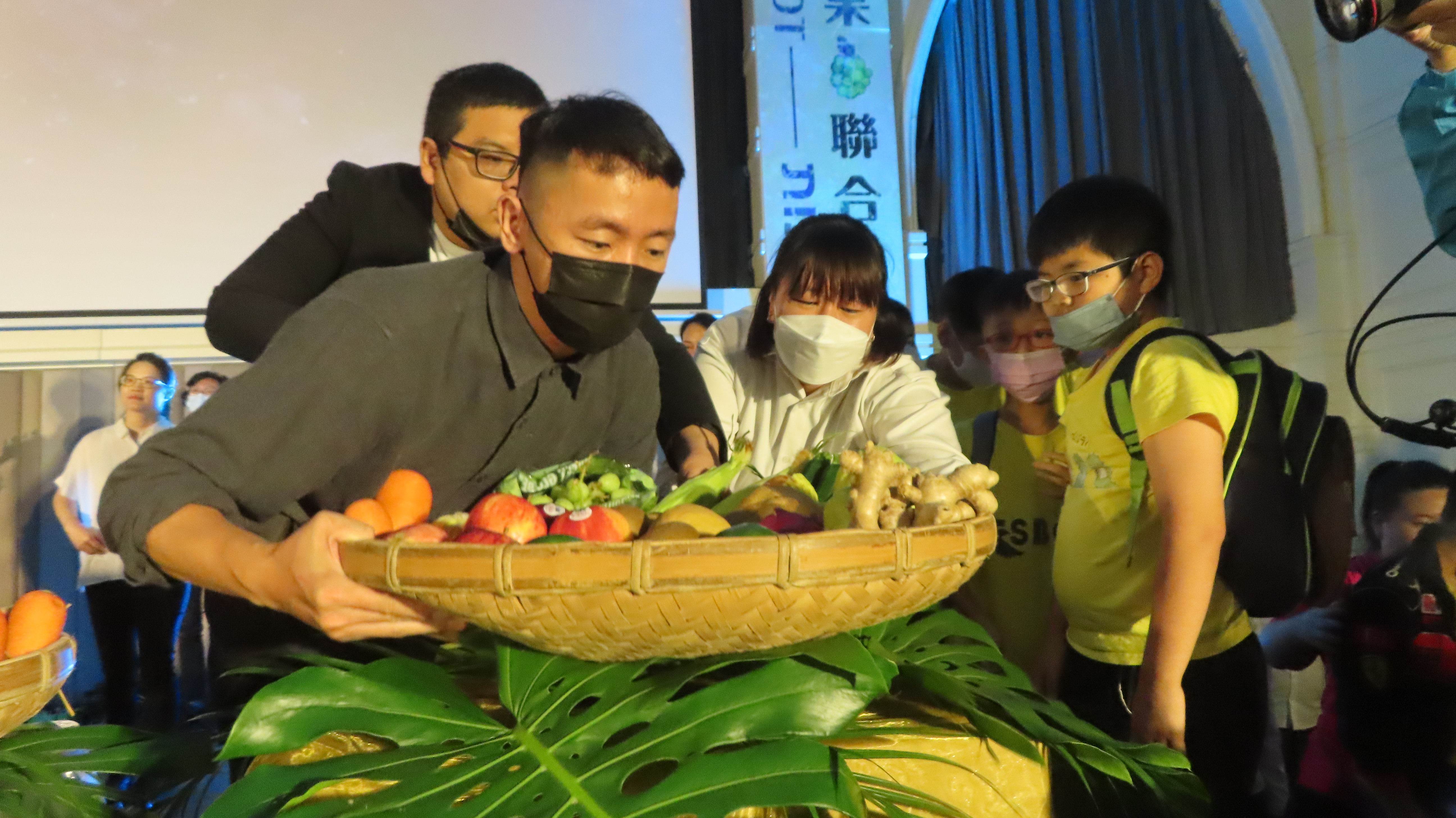 獻上初熟的田產為感恩祭（梁敬彥攝影）