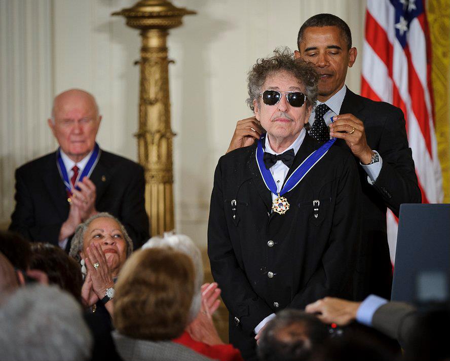 2012年5月，前美國總統歐巴馬授予狄倫總統自由勳章。（Wikimedia）
