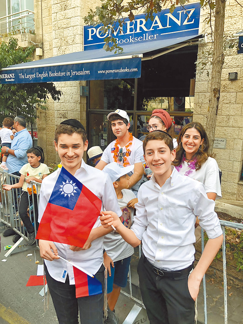 猶太青年持我國國旗互動。（圖／台灣ICEJ提供）