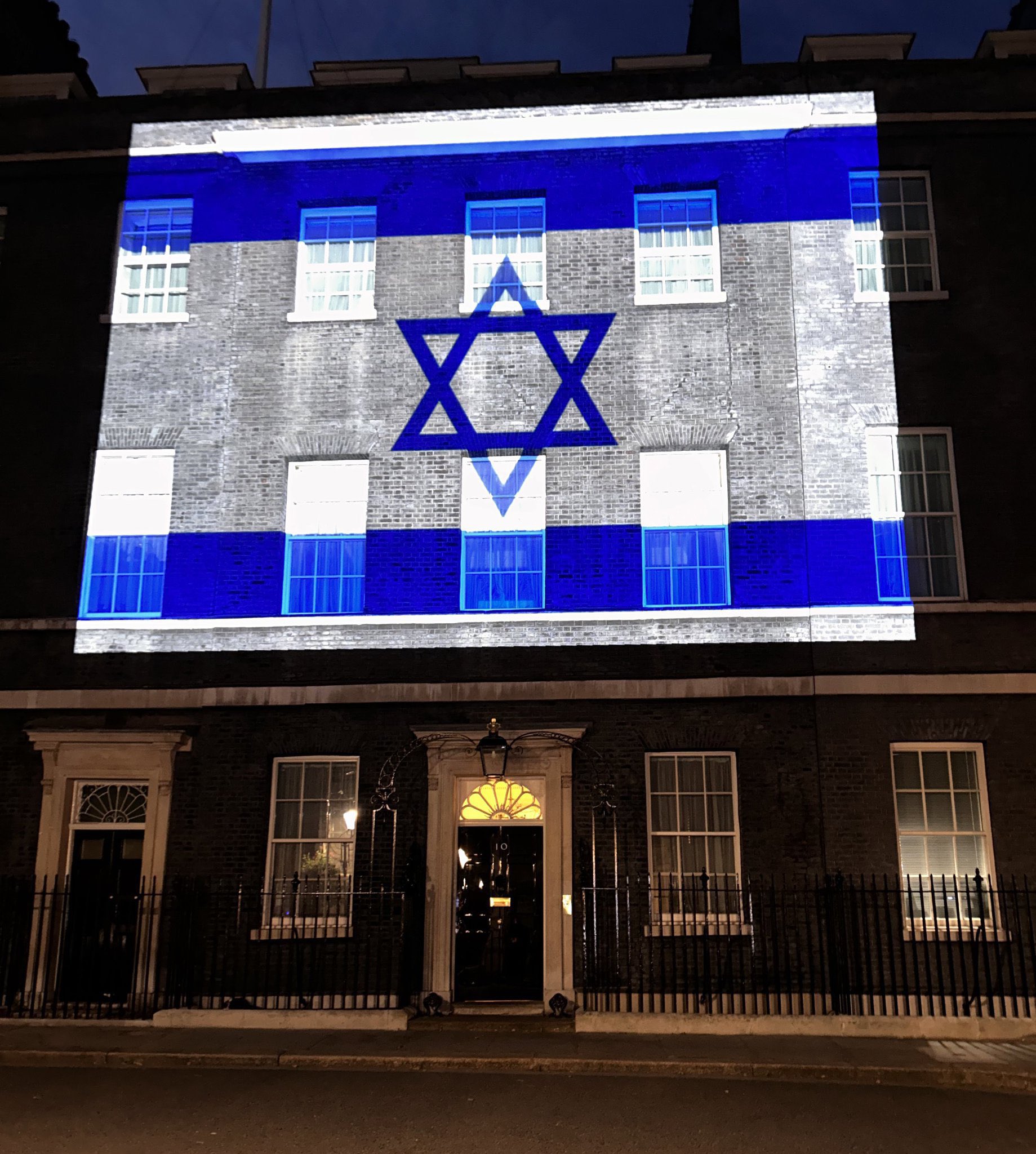 英國首相官邸亮起以色列國旗藍白色燈光。（圖／翻攝自X@Israel）