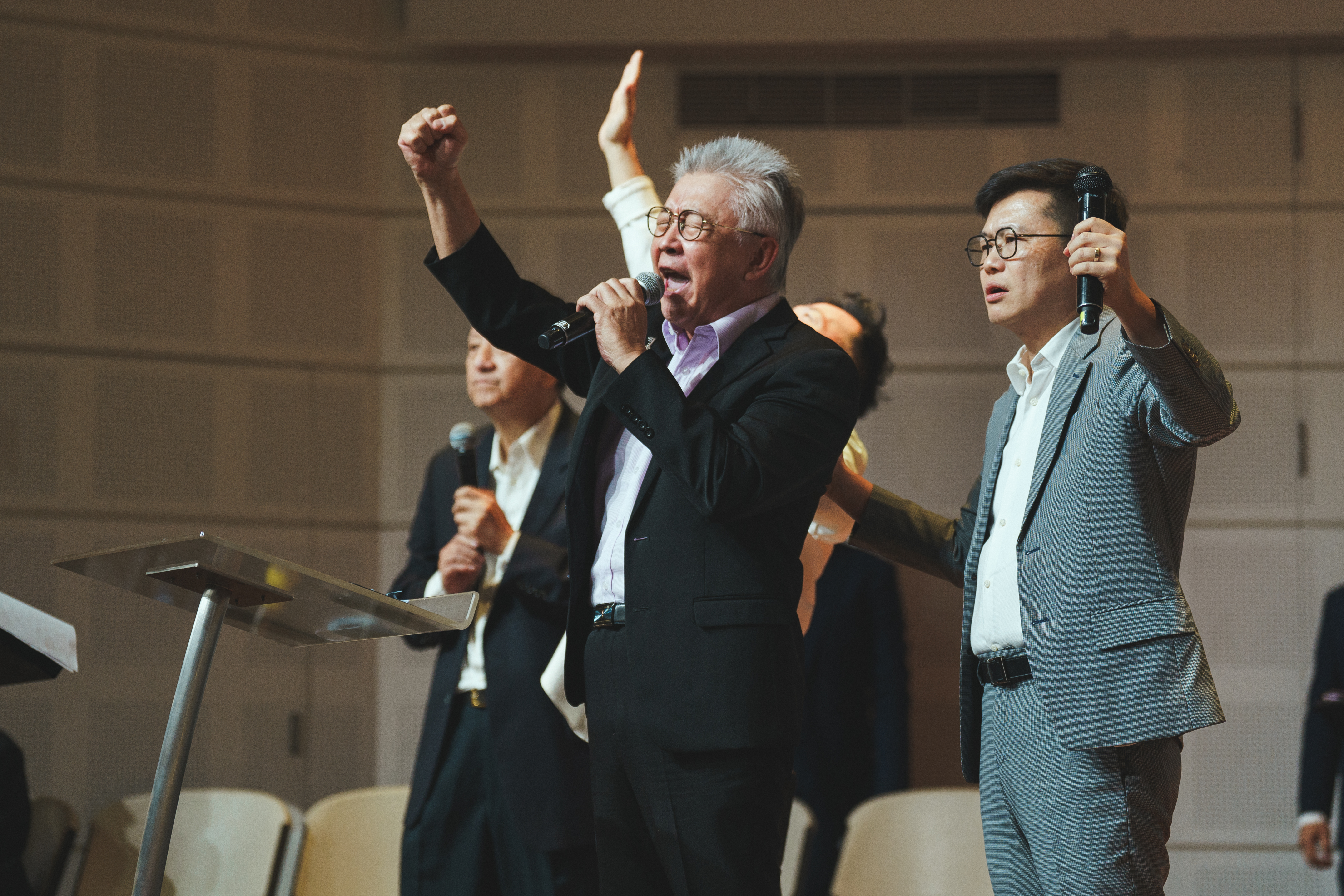 寇紹恩牧師流淚帶領眾人為台灣禱告（圖/台北靈糧堂、 GOOD TV提供）