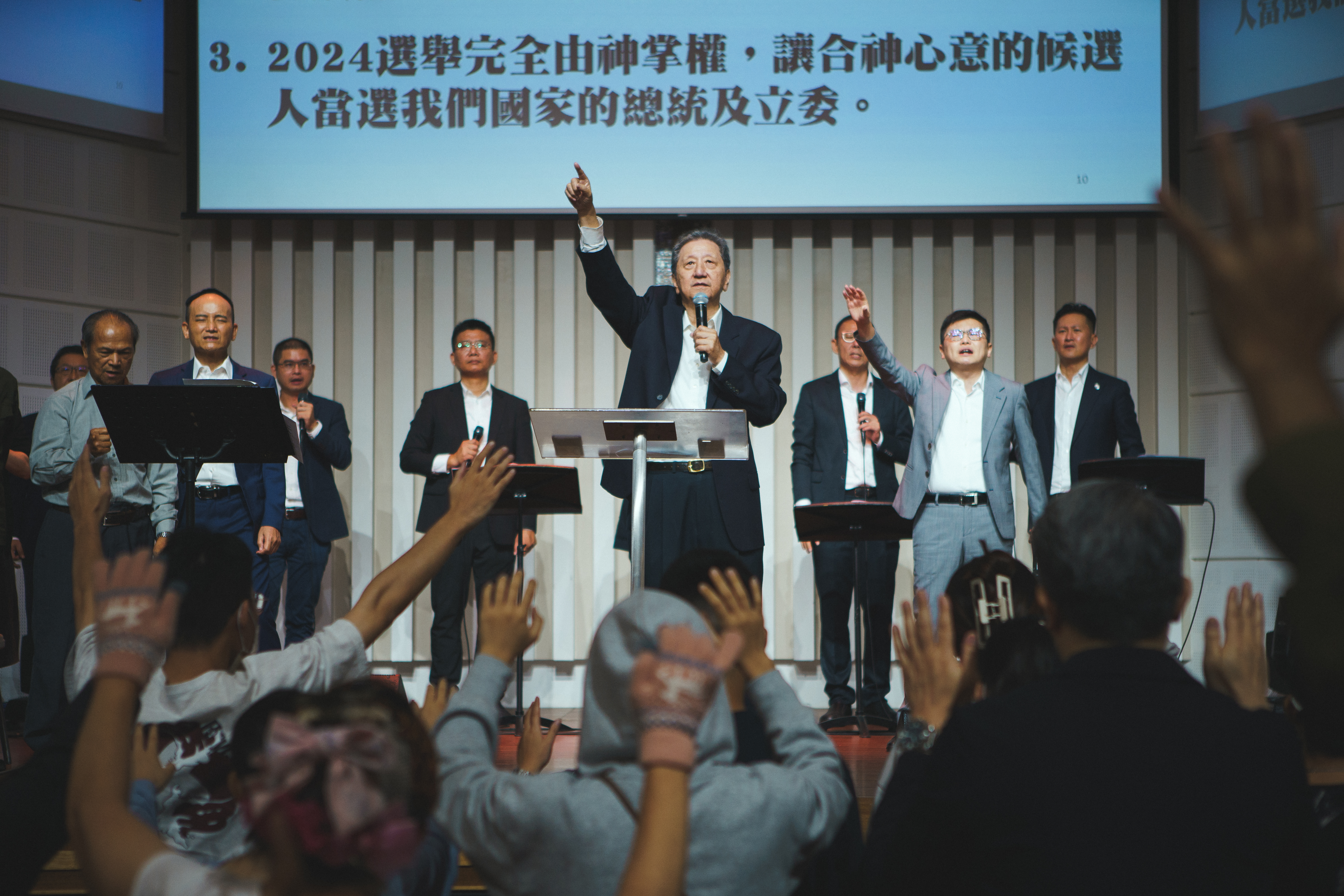 GOOD TV執行長暨台灣全福會總會會長曾國生帶領眾人為2024選舉及國家禱告。（圖/台北靈糧堂、 GOOD TV提供）
