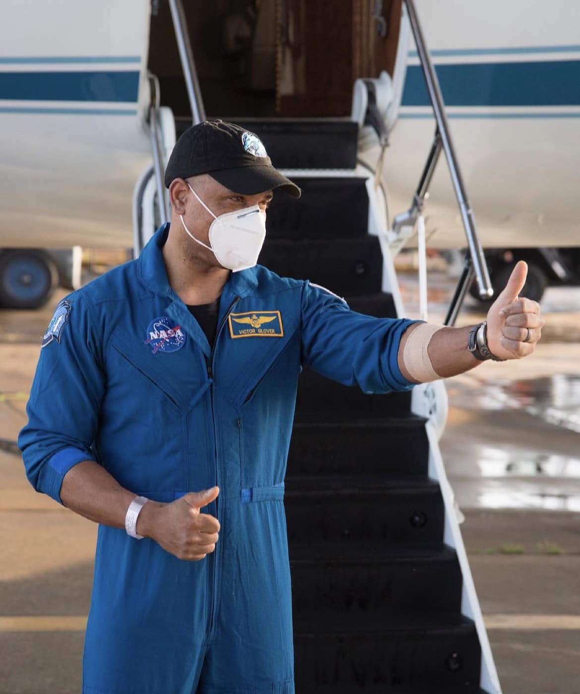 葛洛弗曾帶著聖經和聖餐杯前往國際太空站。（圖／翻攝自FB@Victor_J._Glover）
