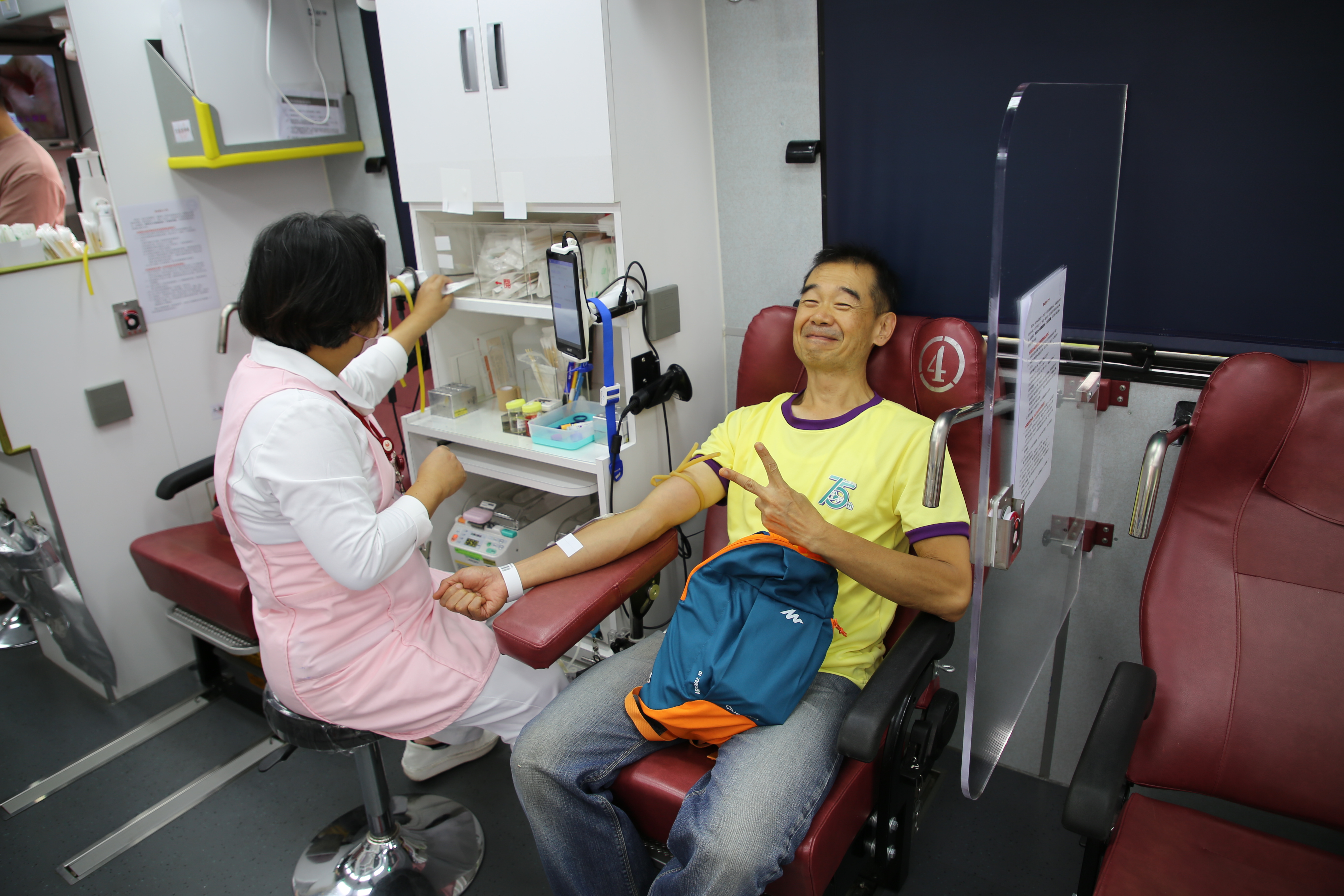 市集現場還設置捐血車，急診室主任鄧學儒響應，挽袖捐熱血。