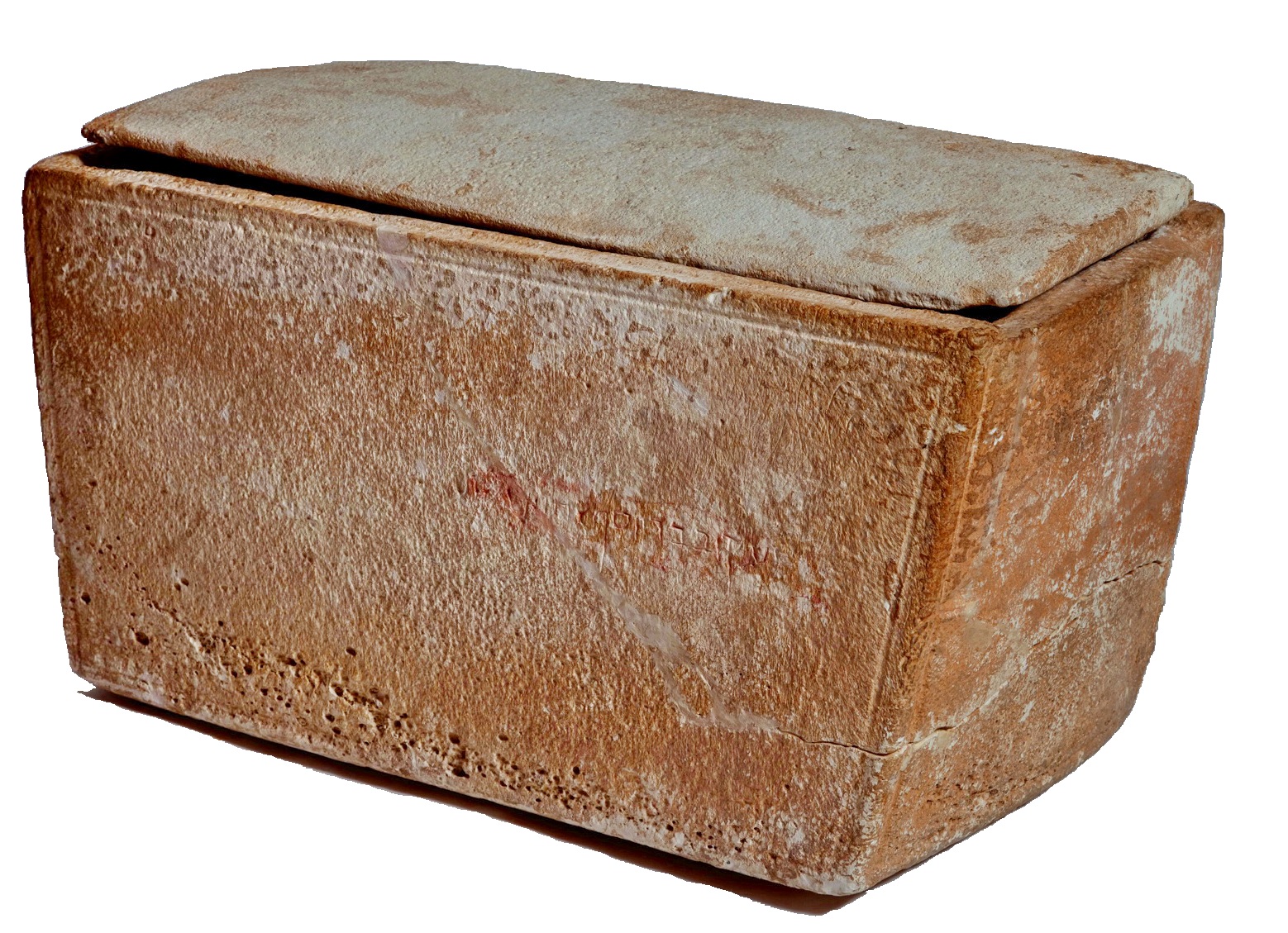 完整刻有「約瑟之子、耶穌之弟雅各」字樣的骨灰盒。（圖／Oded Golan）