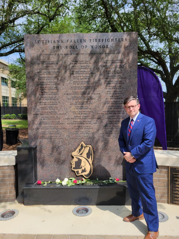 身為消防員之子的強生參加路易斯安那州殉職消防員紀念碑落成儀式。（圖／翻攝自FB@Speaker Mike Johnson）
