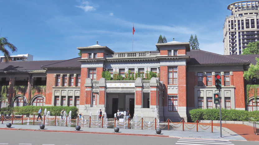 新竹市政府前身是1927年完工的新竹州廳。（作者攝影）