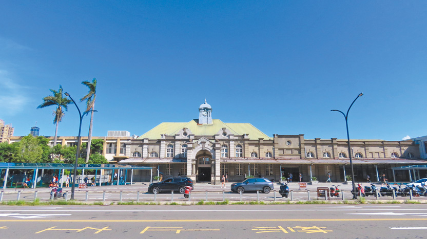 1913年完成的新竹火車站，融合古典多樣的建築風格受到熱烈討論。（作者攝影）