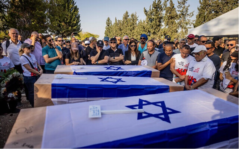 2023年10月25日，在以色列南部的莫沙夫．卡法爾．哈里夫（Moshav Kfar HaRif），親友們參加沙拉比（Sharabi）家族三名成員黎安（Lian）、諾亞（Noya）和亞赫爾（Yahel）的喪禮，他們在2023年10月7日在貝里基布茲（Kibbutz Be’eri）遭到哈馬斯恐怖份子殺害。（照片來源：Chaim Goldberg/Flash90）