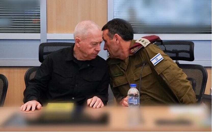 2023年10月26日，以色列國防部長高蘭與以色列國防軍參謀總長赫爾茨．哈勒維（Herzi Halevi，右）等高階安全官員進行每日安全局勢評估。（照片來源：Ariel Hermoni/ Defense Ministry）
