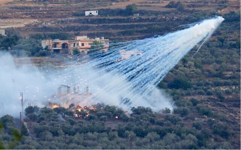 2023年10月15日，在黎巴嫩南部與以色列接壤的邊境村莊阿爾布斯坦（al-Bustan），一枚以色列砲彈在一棟房子上空爆炸。（照片來源：AP Photo /Hussein Malla）