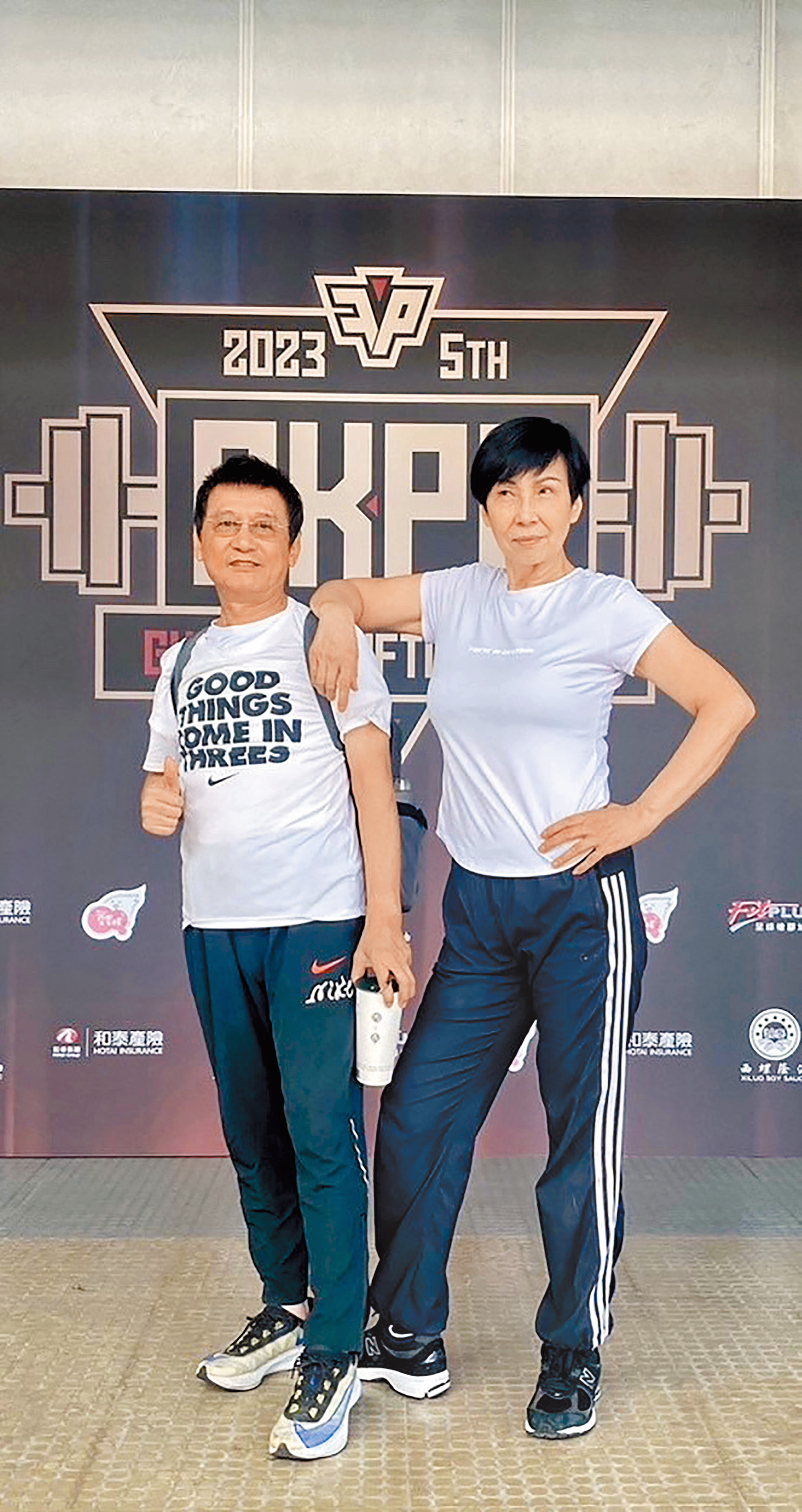 楊季庭（右）帶74歲學員參加健力賽。