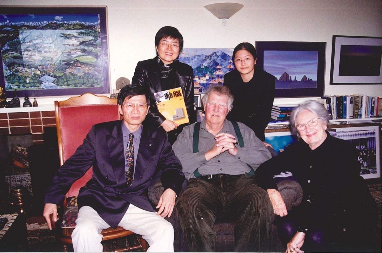 2001年吳進生（前左一）與王彩雲及女兒（後排）拜訪紐西蘭艾德蒙希拉瑞爵士伉儷，第一位登上聖母峰的登山家。（圖／吳進生提供）