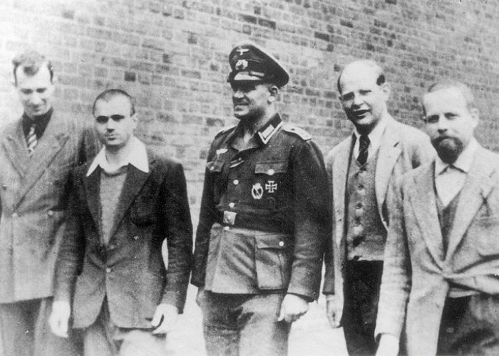 潘霍華（右二）被關在柏林泰格爾軍事監獄期間。（圖／EPD-Bild）