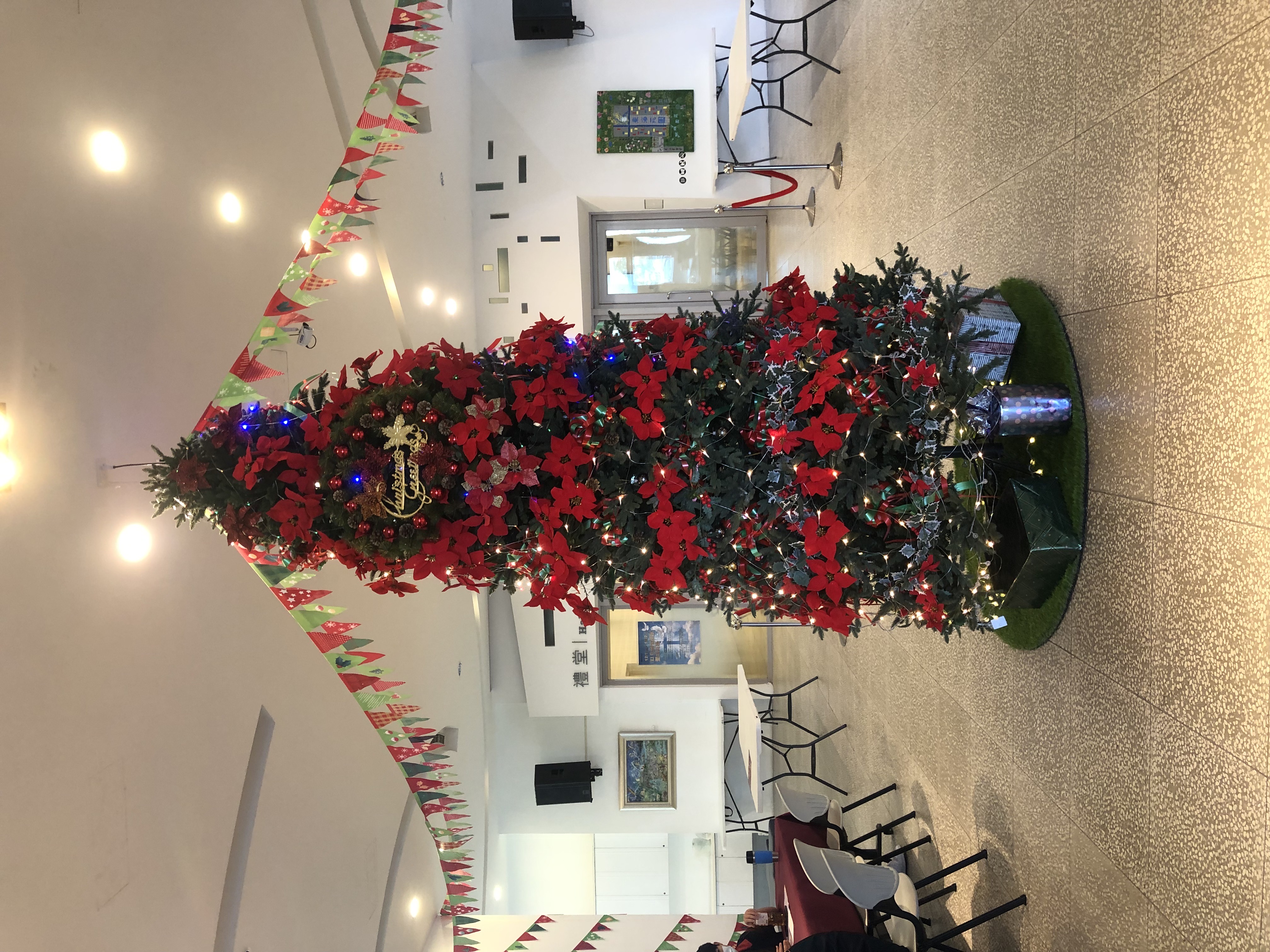 台中東海靈糧堂聖誕裝置之一，室內的聖誕樹。（圖／台中東海靈糧堂提供）