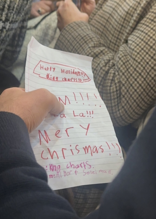 查爾斯國王手中拿著小女孩寫的聖誕信。（翻攝自X@RE—DailyMail）