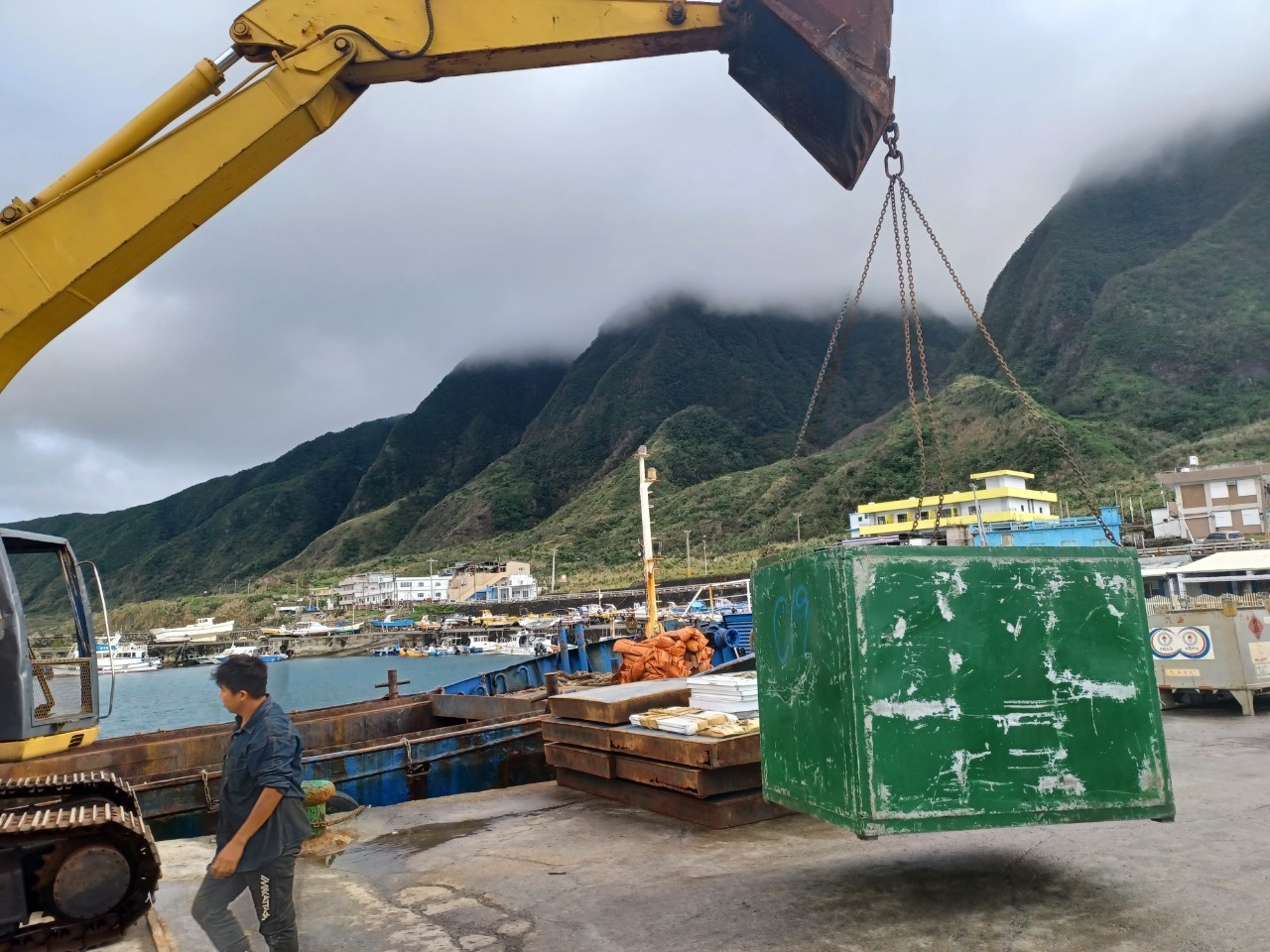 總重10噸的修繕建材，上週陸續從台東富岡漁港坐船送往蘭嶼（芥菜種會提供）