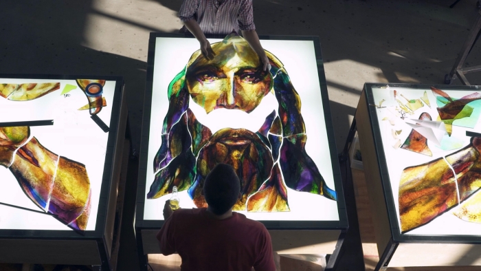 設計中的彩繪玻璃上的耶穌像。（圖／翻攝自holyfrcom ）
