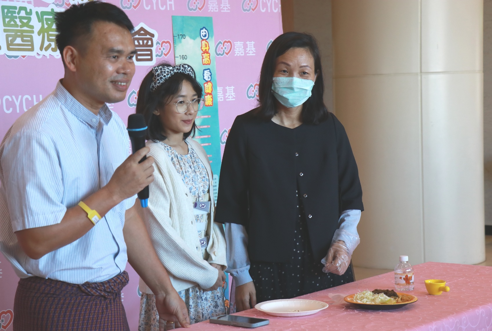 誠心與父母以緬甸當地在接待貴賓的茶沙拉感謝各界的協助。(圖/嘉義基督教醫院提供)
