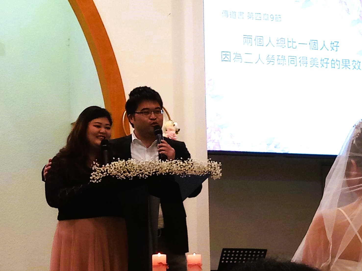 曾秀珊與先生游偉岑在教會分享。