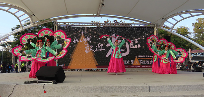 市集中台上的韓國舞蹈表演。(圖/李容珍攝影)