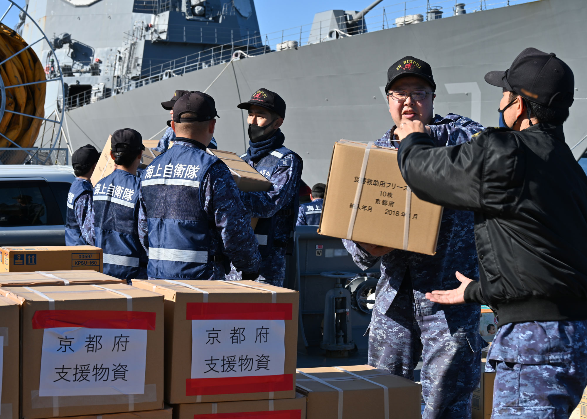 日本海上自衛隊積極運送物資。(翻攝自日本海上自衛隊臉書)