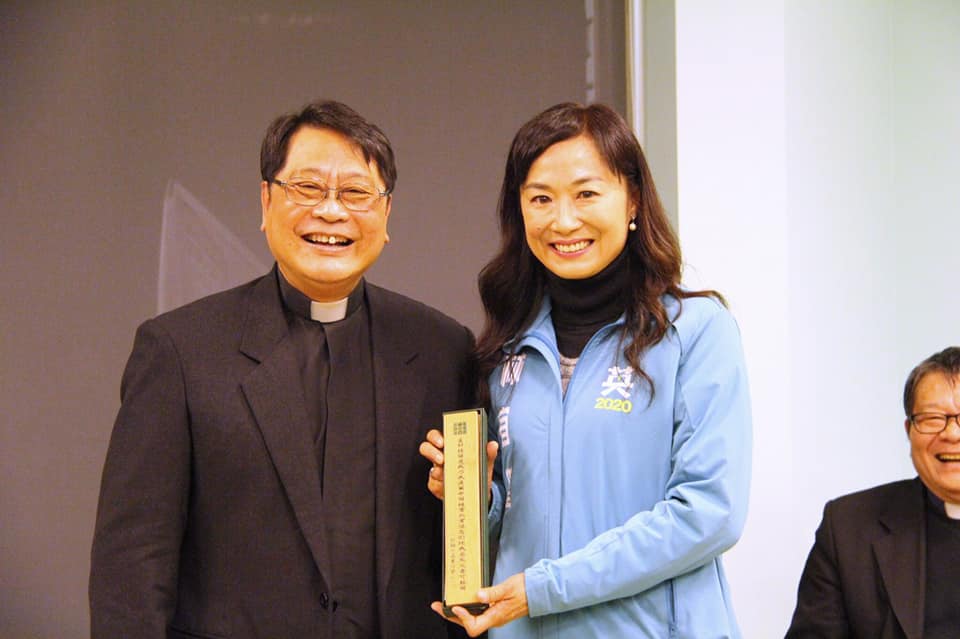 林宜瑾與台南神學院副院長林文哲（左）在選前感恩禮拜中合影。（圖／翻攝自林宜瑾臉書）