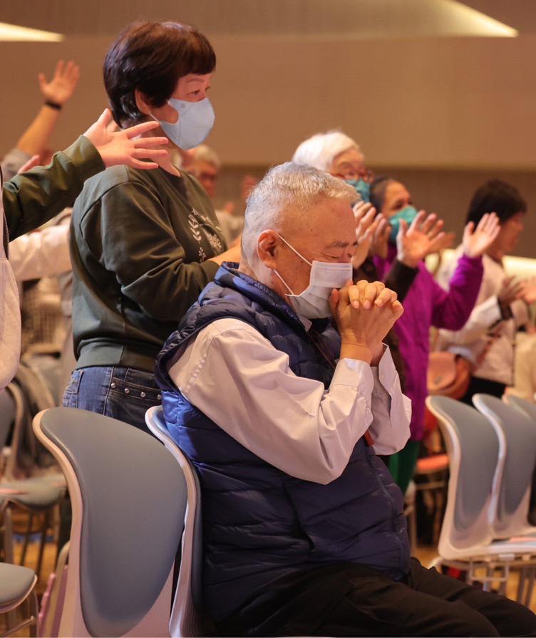 張茂松牧師與師母陳耀欽牧師與弟兄姊妹一起用禱告守望國家（翻攝自張茂松牧師FB）