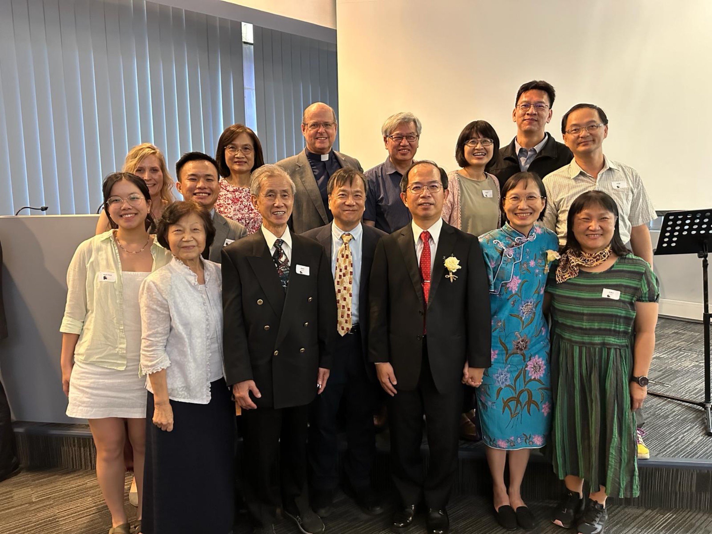 張育誠醫師全家、戴繼宗院長夫婦、差派與支持教會代表、內地會台灣區代表，以及好友。(圖/OMF提供)