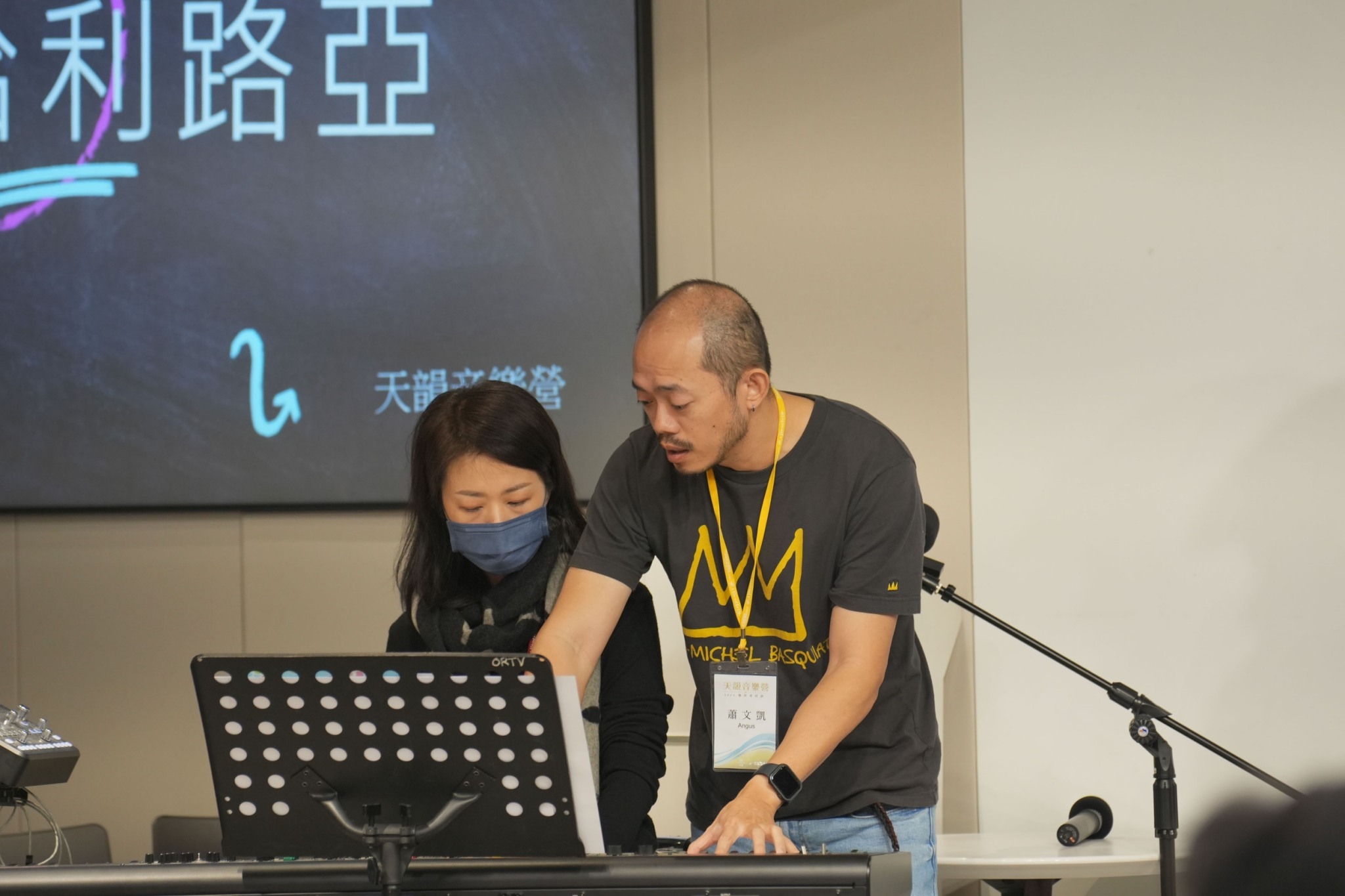 天韻製作人蕭文凱老師(右)現場指導負責Keyboard的學員。(圖/救世傳播協會提供)