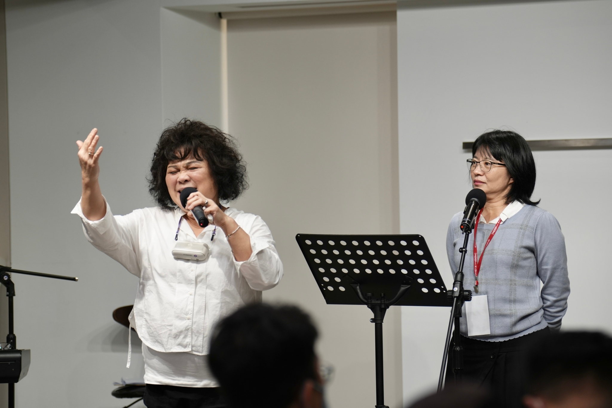 天韻女高音邱逸萍在「歌曲的詮釋」的課程中帶著學生操練。(圖/救世傳播協會提供)
