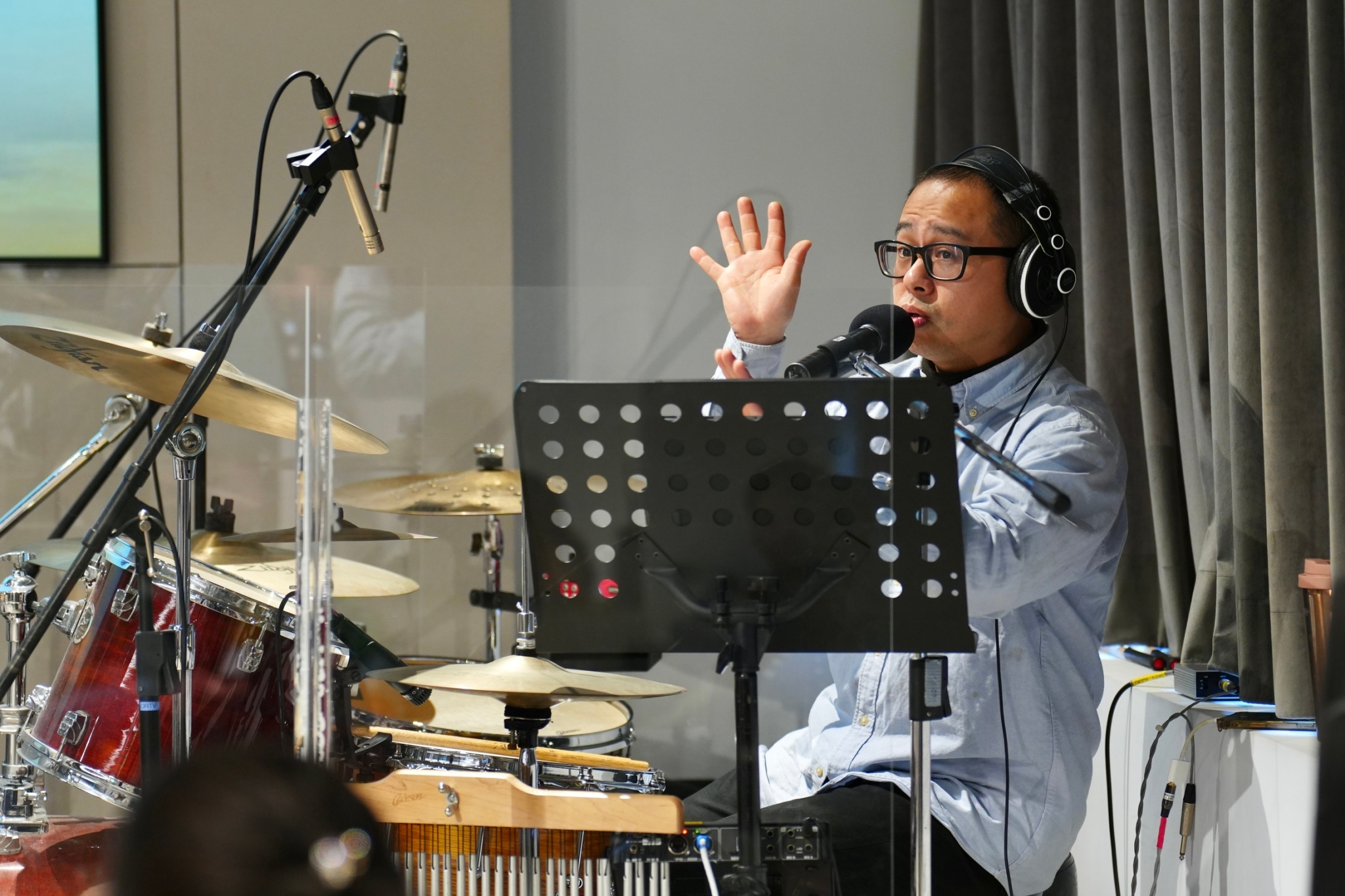 活躍於音樂業界的鼓手郭家昇老師現場親授歌手與樂團配合的要訣。(圖/救世傳播協會提供)