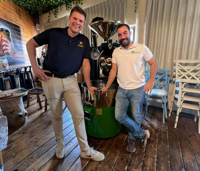 大衛．彼得斯（左）和哈南．埃爾卡伊姆在猶太山地的AgroCafe相聚。（圖／翻攝自IG@tenboom.roasters）