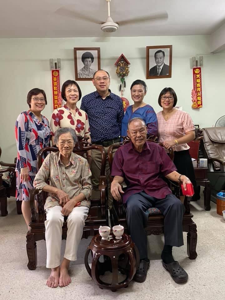 刘淑华（后排左二）与兄弟姐妹每逢年初一会向父母敬茶，献上祝福