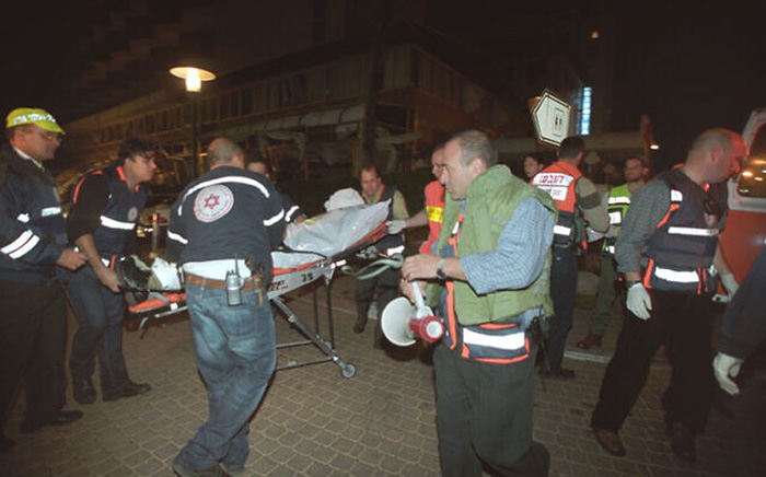 002年3月27日，一名巴勒斯坦自殺炸彈客於逾越節期間在內坦亞一間飯店引爆身上的炸彈。（照片來源：Flash90