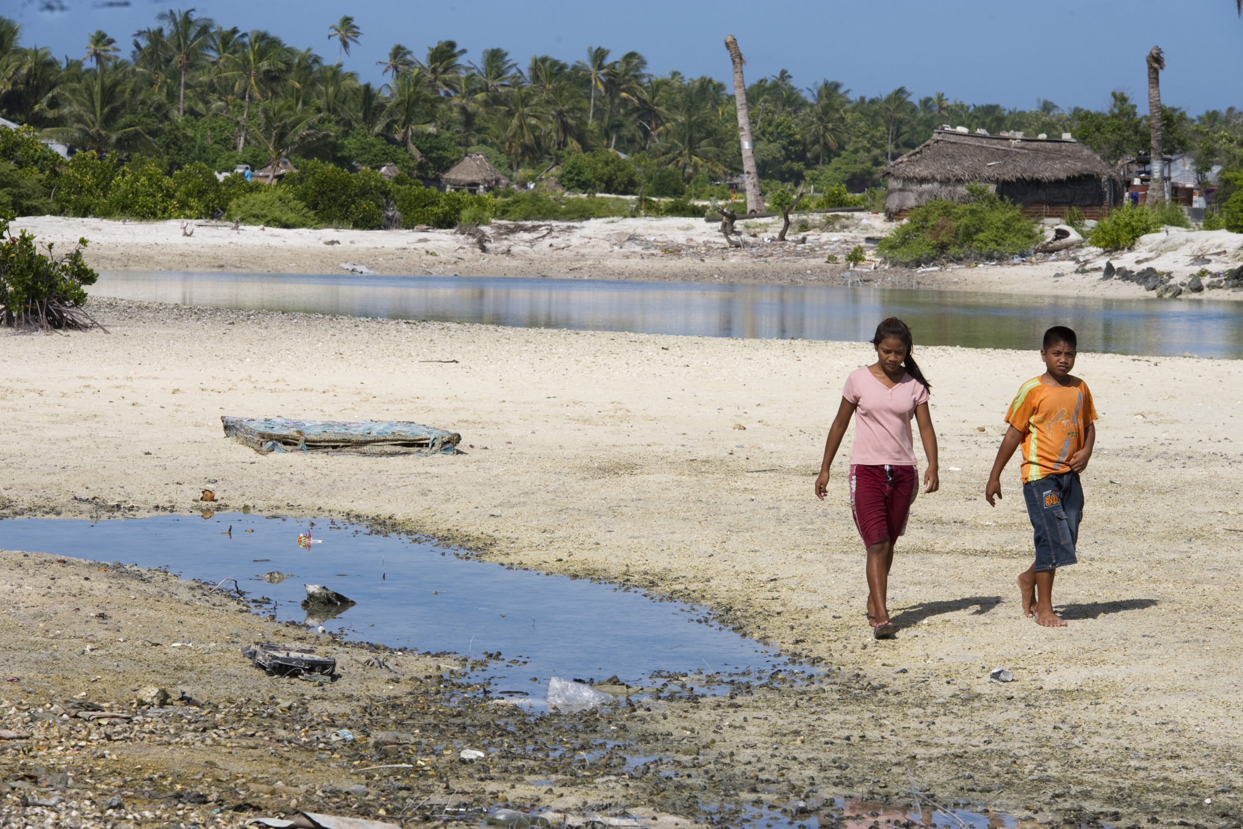 吉里巴斯居民面臨島將沉沒的危機。（圖／翻攝自聯合國網站）