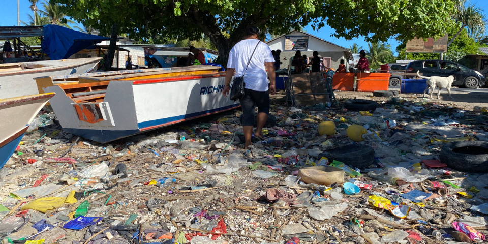 吉里巴斯南塔拉瓦島上的垃圾處理是環境的一大挑戰。（圖／翻攝自無國界醫生網站）