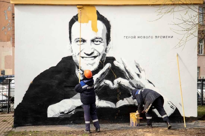 俄羅斯官方要塗抹掉紀念納瓦尼的肖像看板。（圖／翻攝自FB@navalny）