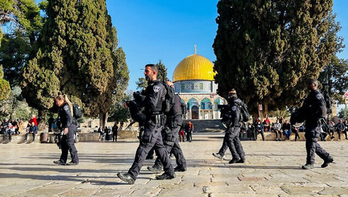  2023年4月5日，齋戒月期間，以色列安全部隊在耶路撒冷老城聖殿山阿克薩清真寺附近巡邏。（照片來源：Jamal Awad/Flash90/File））
