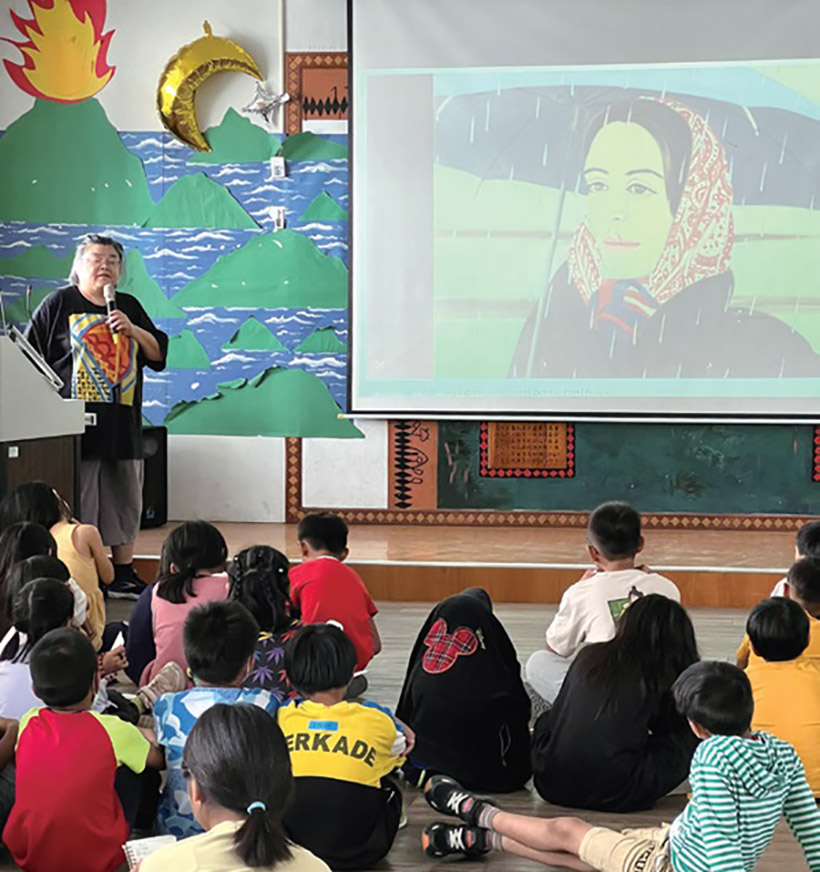 ▲ 蘭惠老師為小學生們介紹知名畫作。