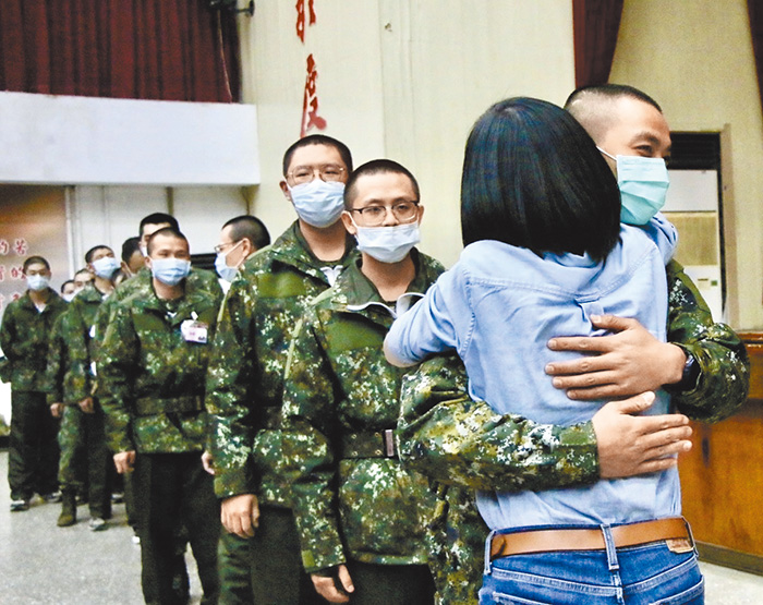 Dora媽咪在軍中分享後，許多人排隊擁抱她。（圖／Dora媽咪臉書)