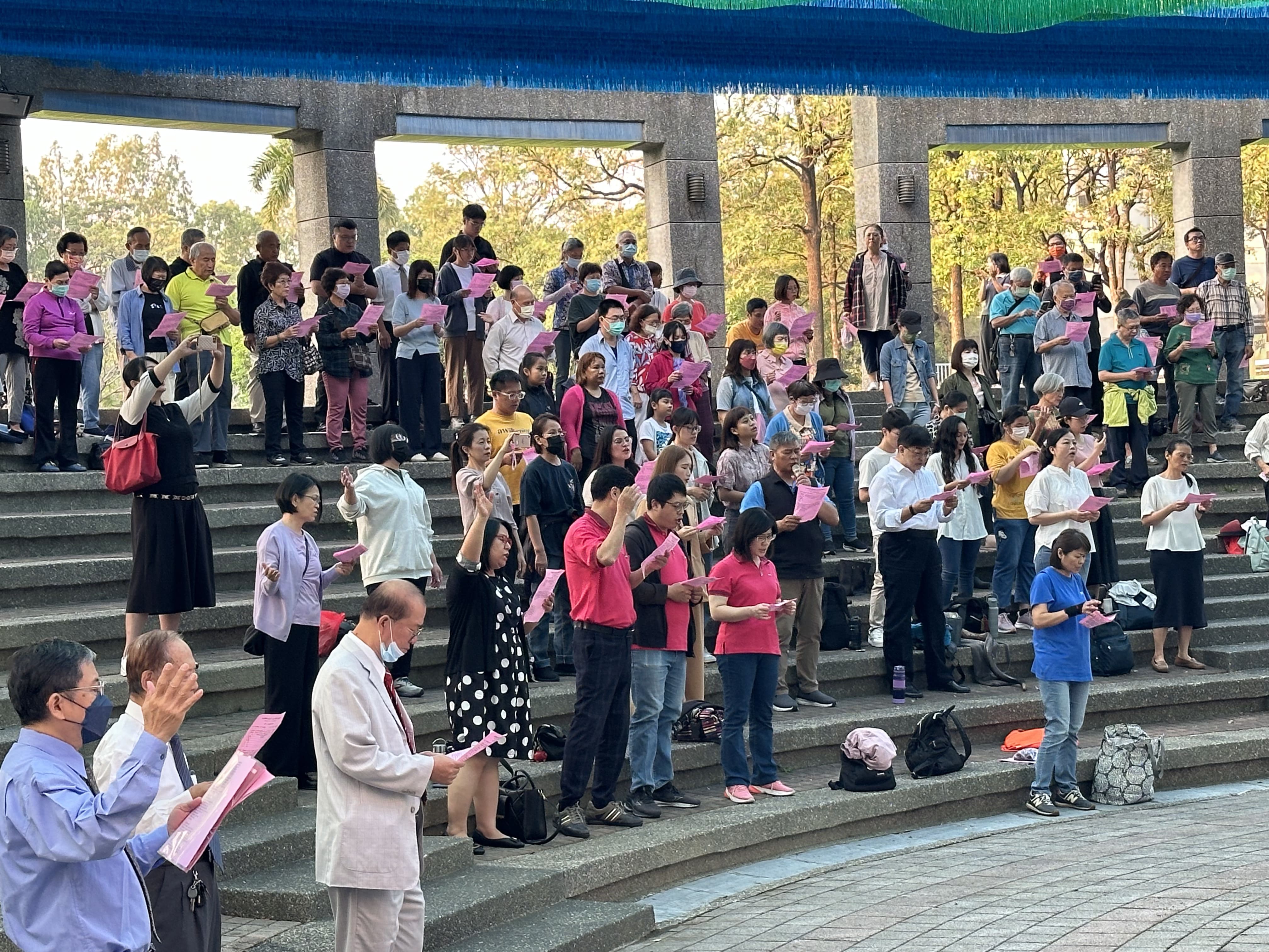 齊聚小港社教館露天廣場禱告。（圖／洪嘉蔚攝影）