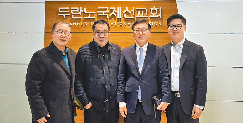 鄭忠信執行長與韓忠熙牧師（右二）與鄭雄圭牧師（左一）在韓國大地教會合影。