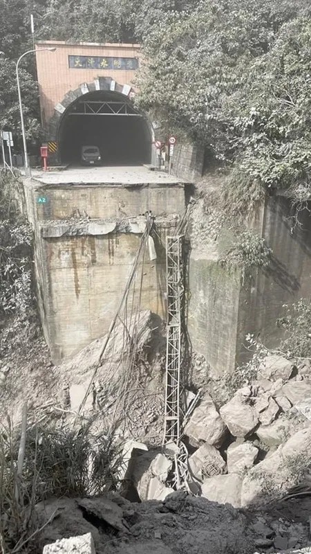 蘇花公路大清水隧道口道路坍塌。（圖／翻攝自記者爆料網）
