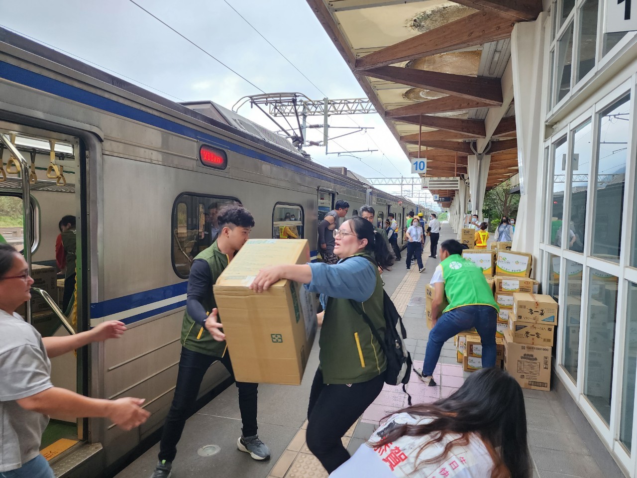 救援物資透過火車進行運送和仁部落，熱心民眾自發性協助搬運。（芥菜種會提供）